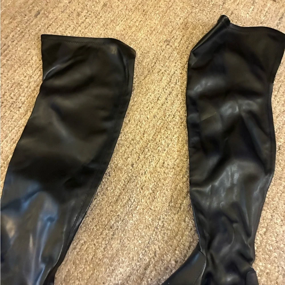 Raye Women’s Dustie Knee High Boots Size 7 Faux Leather Upper Black Lug Sole